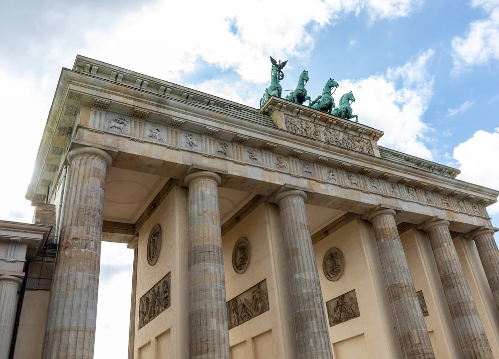 Cổng Brandenburg tại Berlin dưới bầu trời xanh