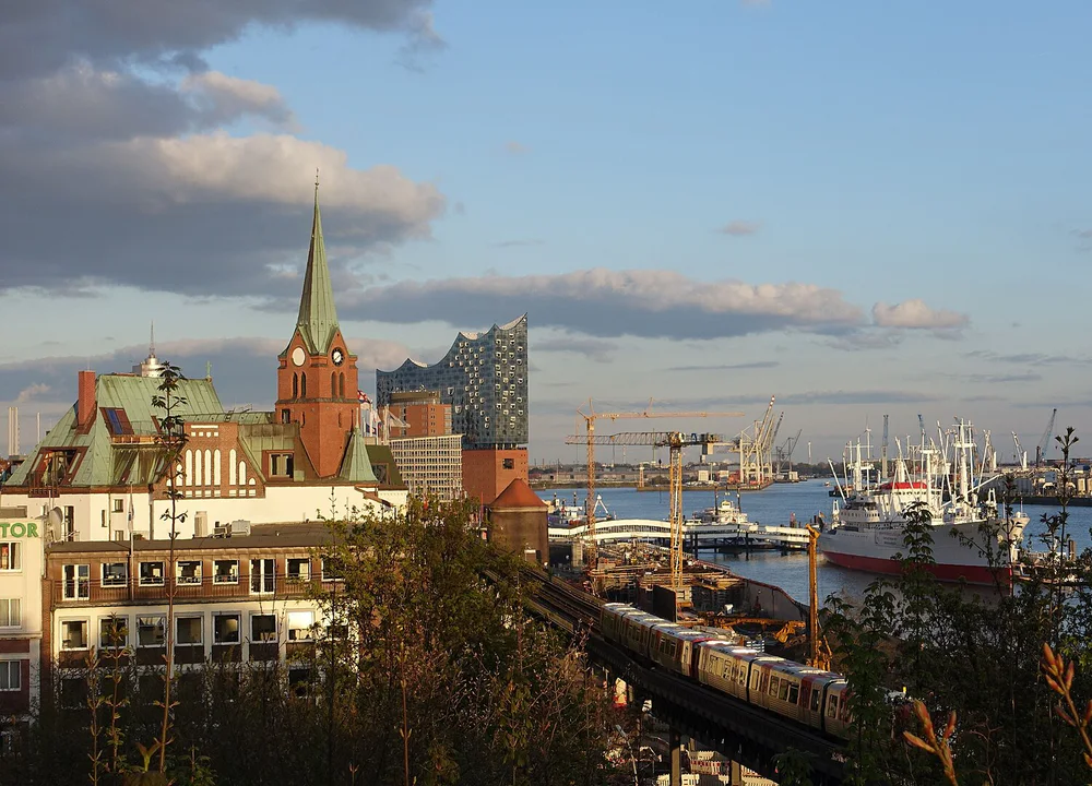 Cảng Hamburg và nhà hát Elbphilharmonie
